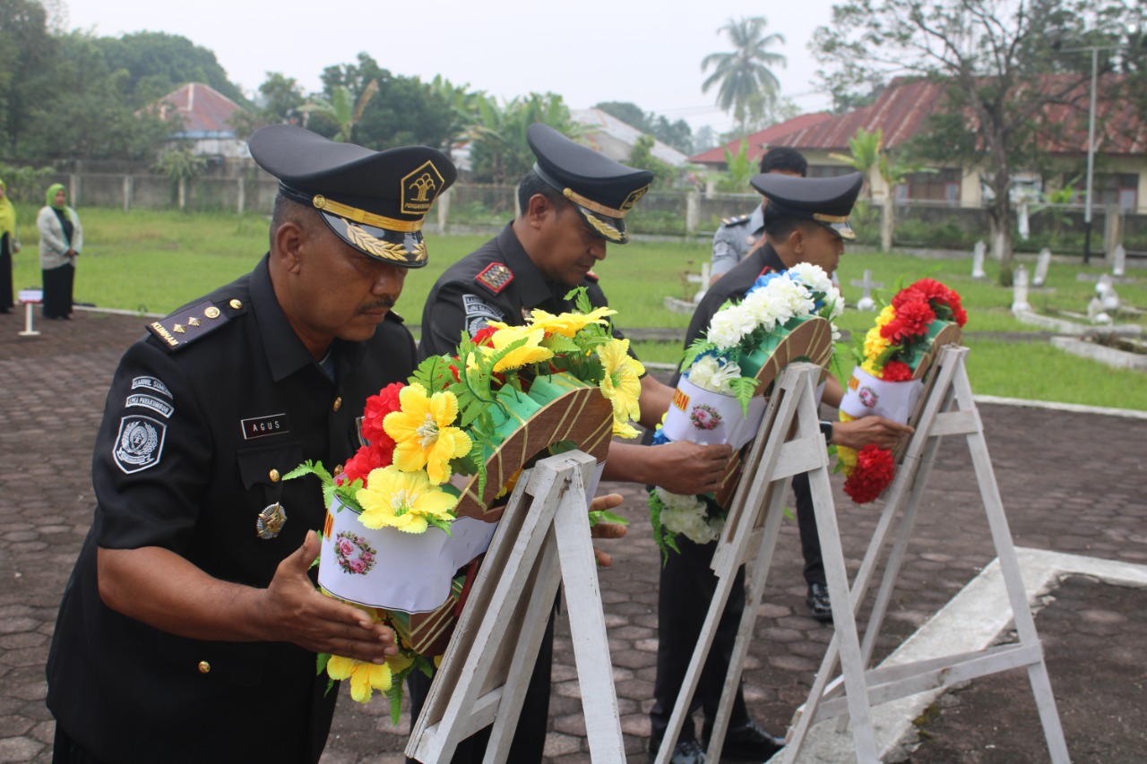 Dalam rangka memperingati Hari Bhakti Pemasyarakatan (HBP) ke-60 tahun 2024, Lapas Kelas IIB Tanjung Pati melakukan ziarah, tabur bunga, dan upacara di Taman Makam Pahlawan (TMP) Kusuma Bangsa Kota Payakumbuh